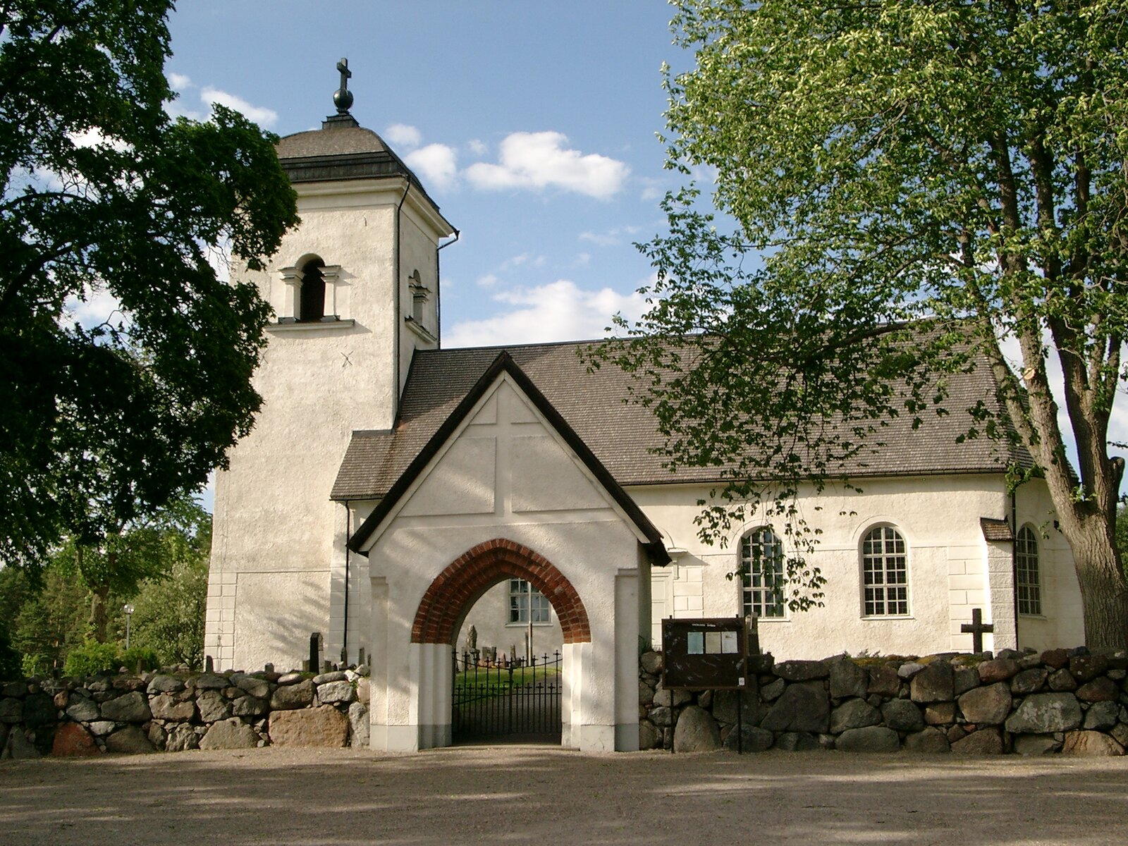 Vassunda kyrka omgiven av träd